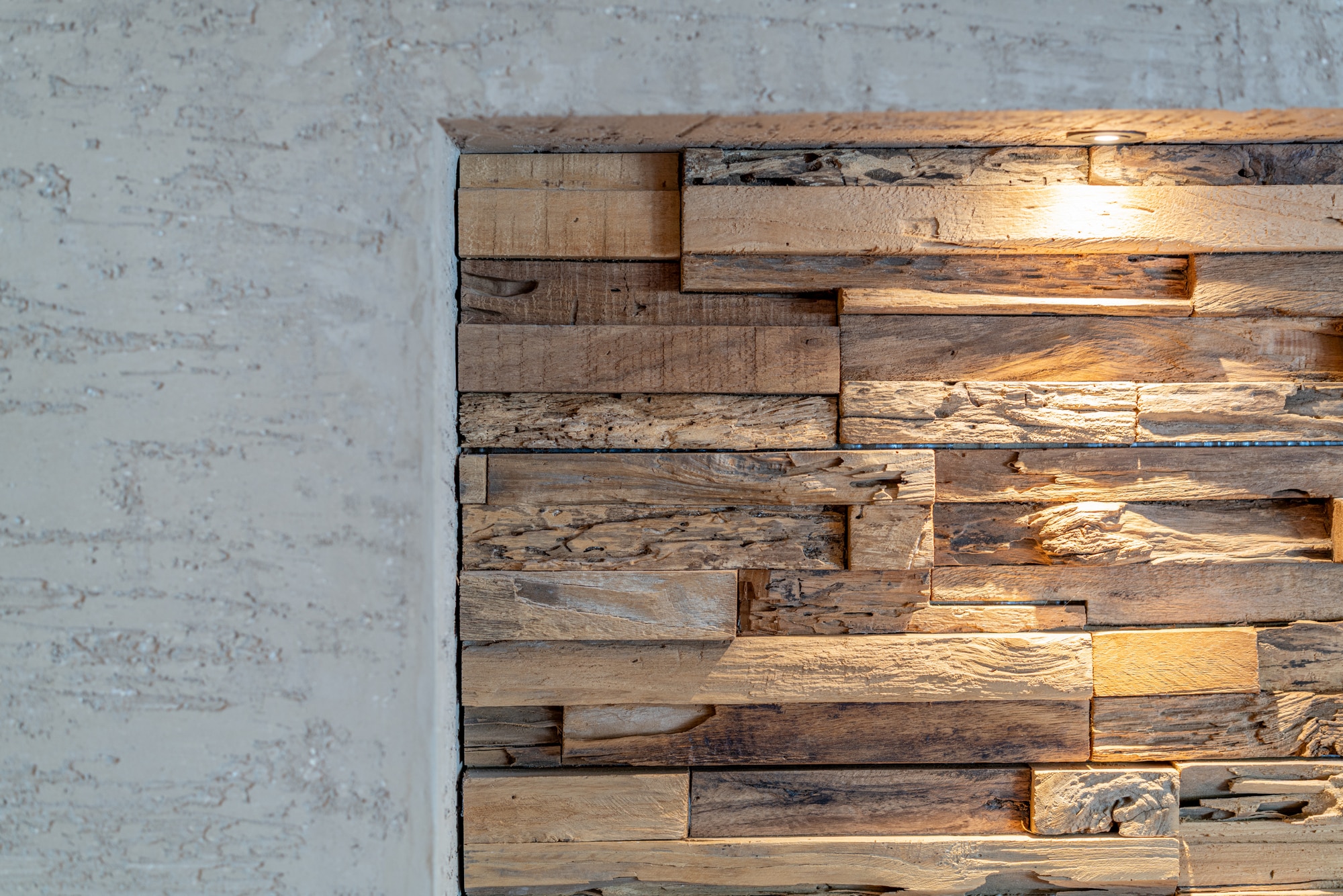 Detailaufnahme Holzwand mit Holzstreifen in grauer Wand