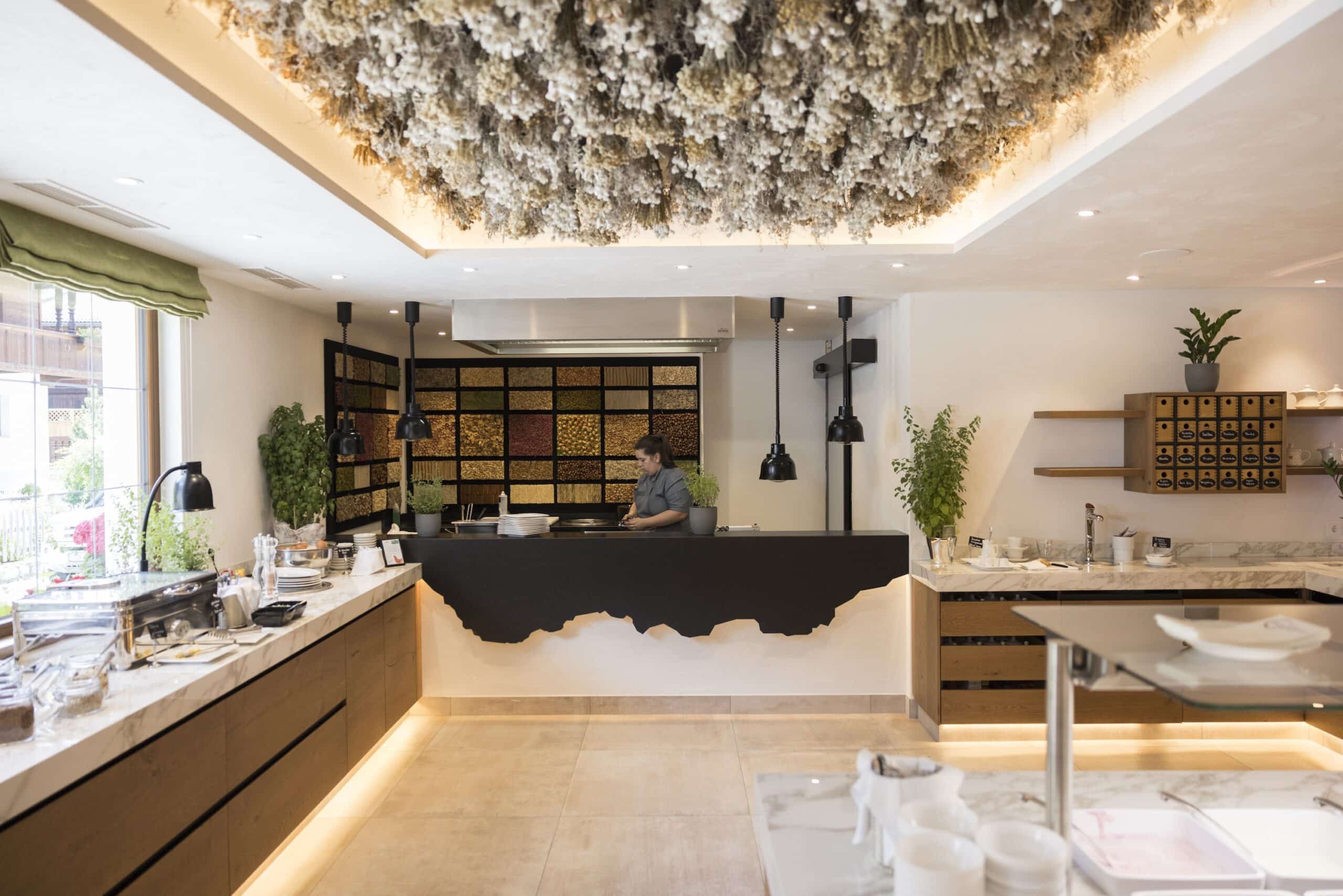 Moderner Buffetbereich im Hotel Alpbacherhof im Alpbachtal in Tirol