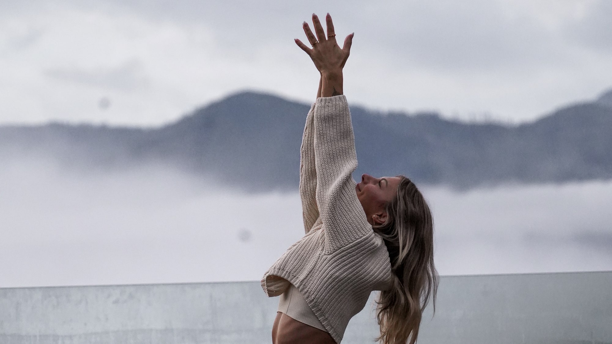 kati_Mairhofer_Yogaposition mit Bergen im Hintergrund