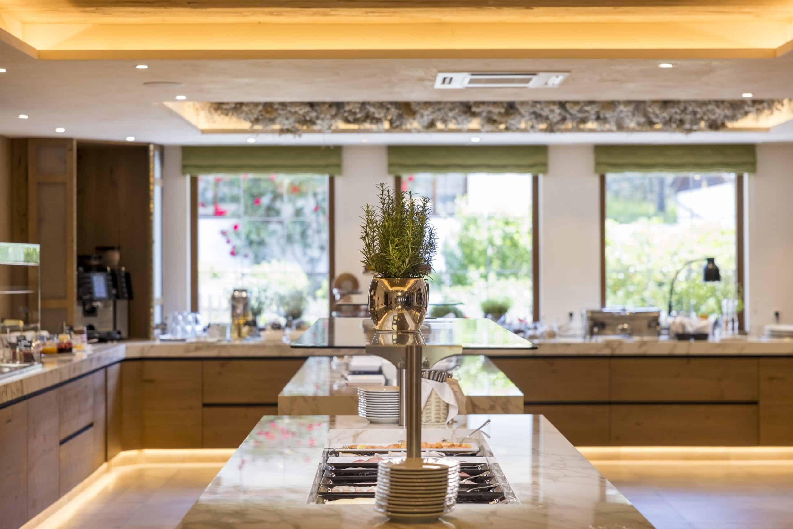 Moderner Buffetbereich im Hotel Alpbacherhof im Alpbachtal in Tirol