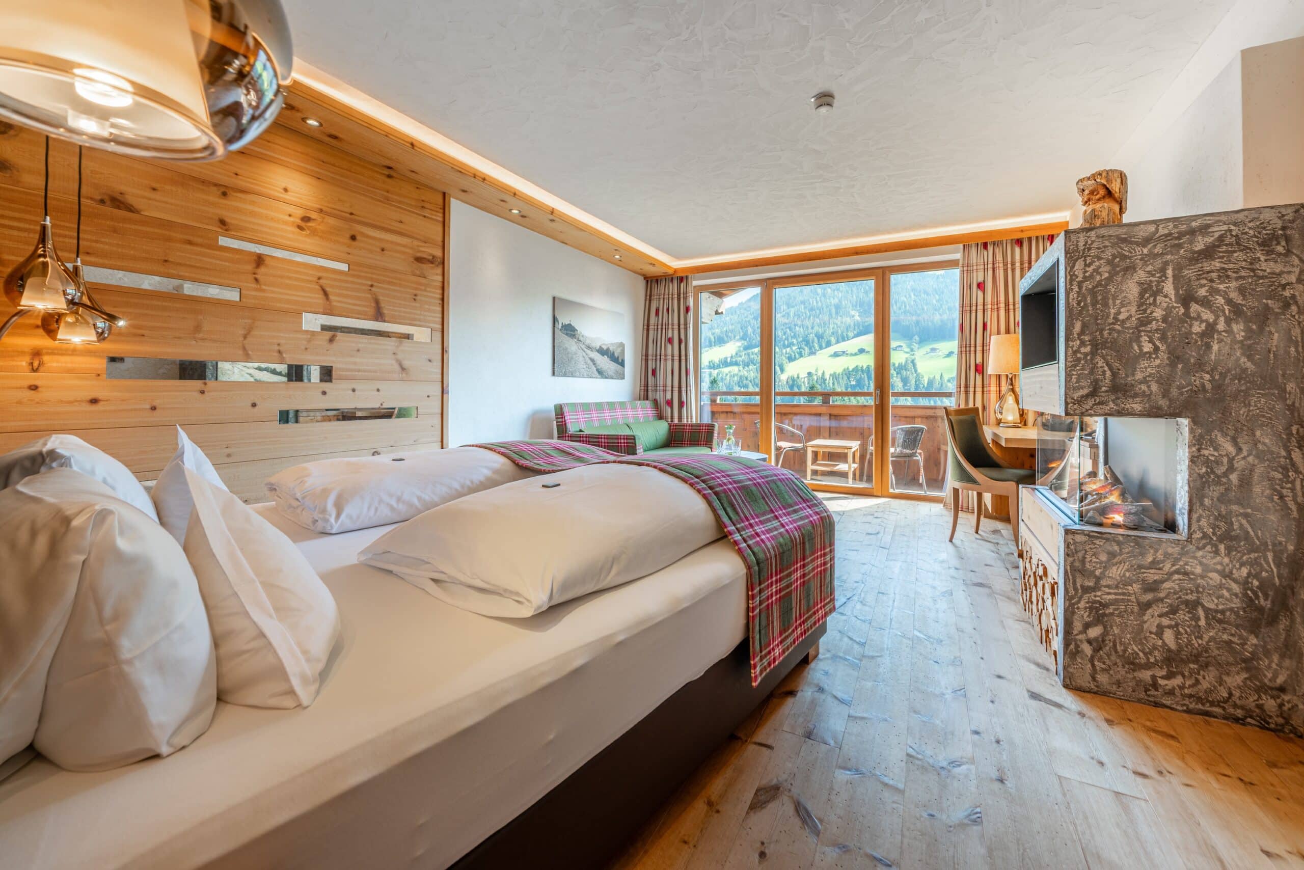 Doppelzimmer mit Blick auf die Alpen im Hotel in Tirol
