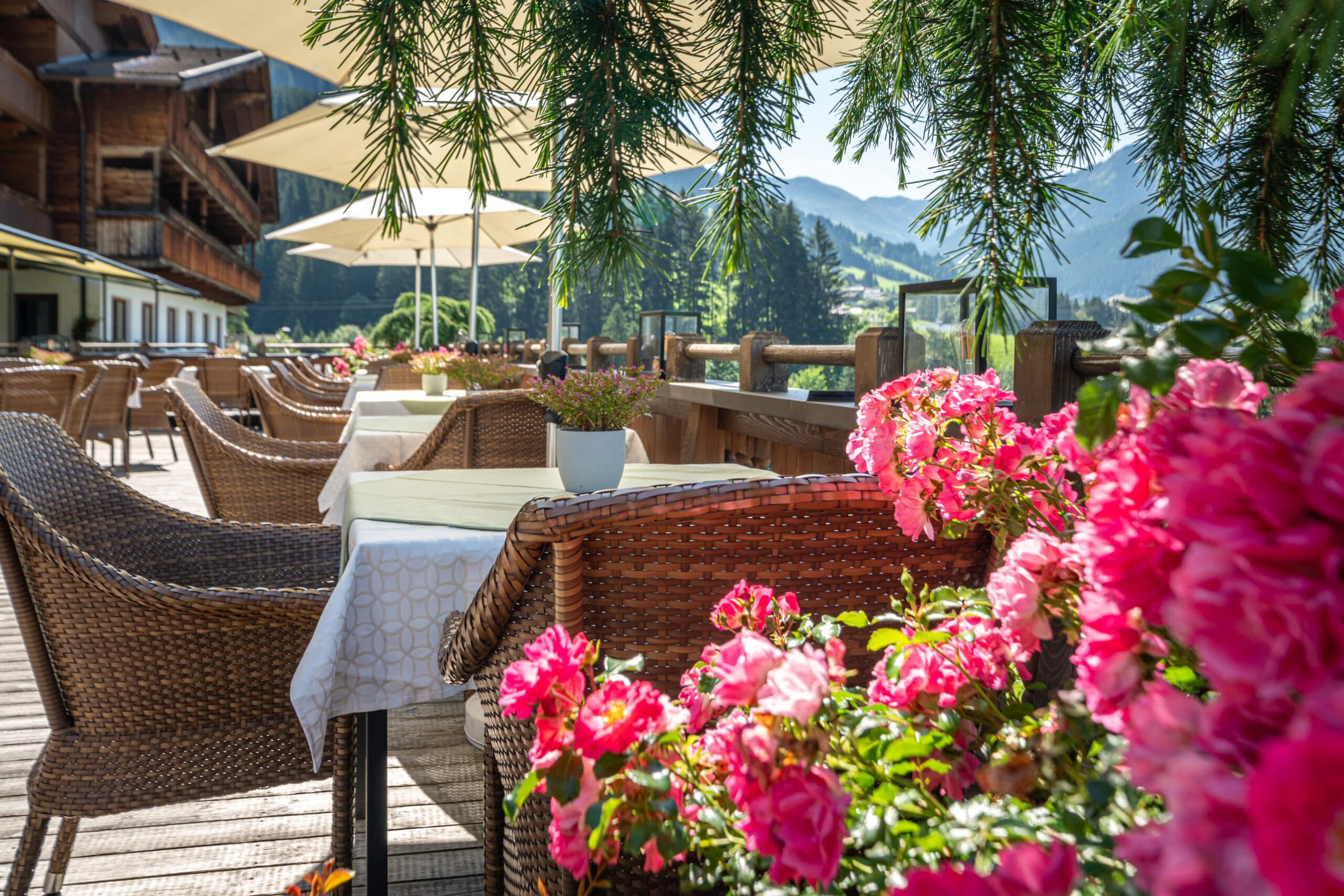 Restaurant mit Panoramaterrasse im Genusshotel Alpbacherhof in Tirol
