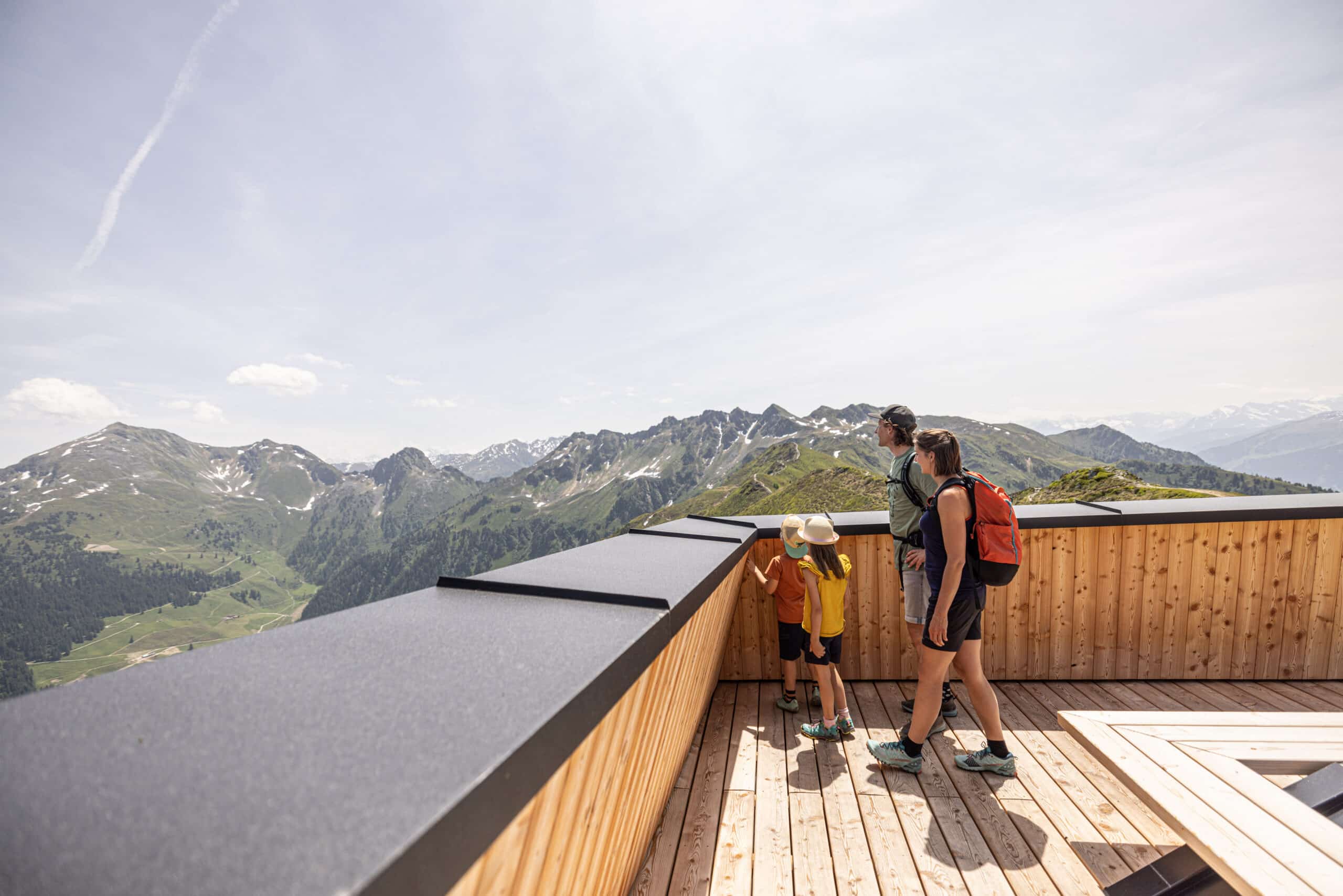 Familie auf Aussichtspunkt im Alpbachtal