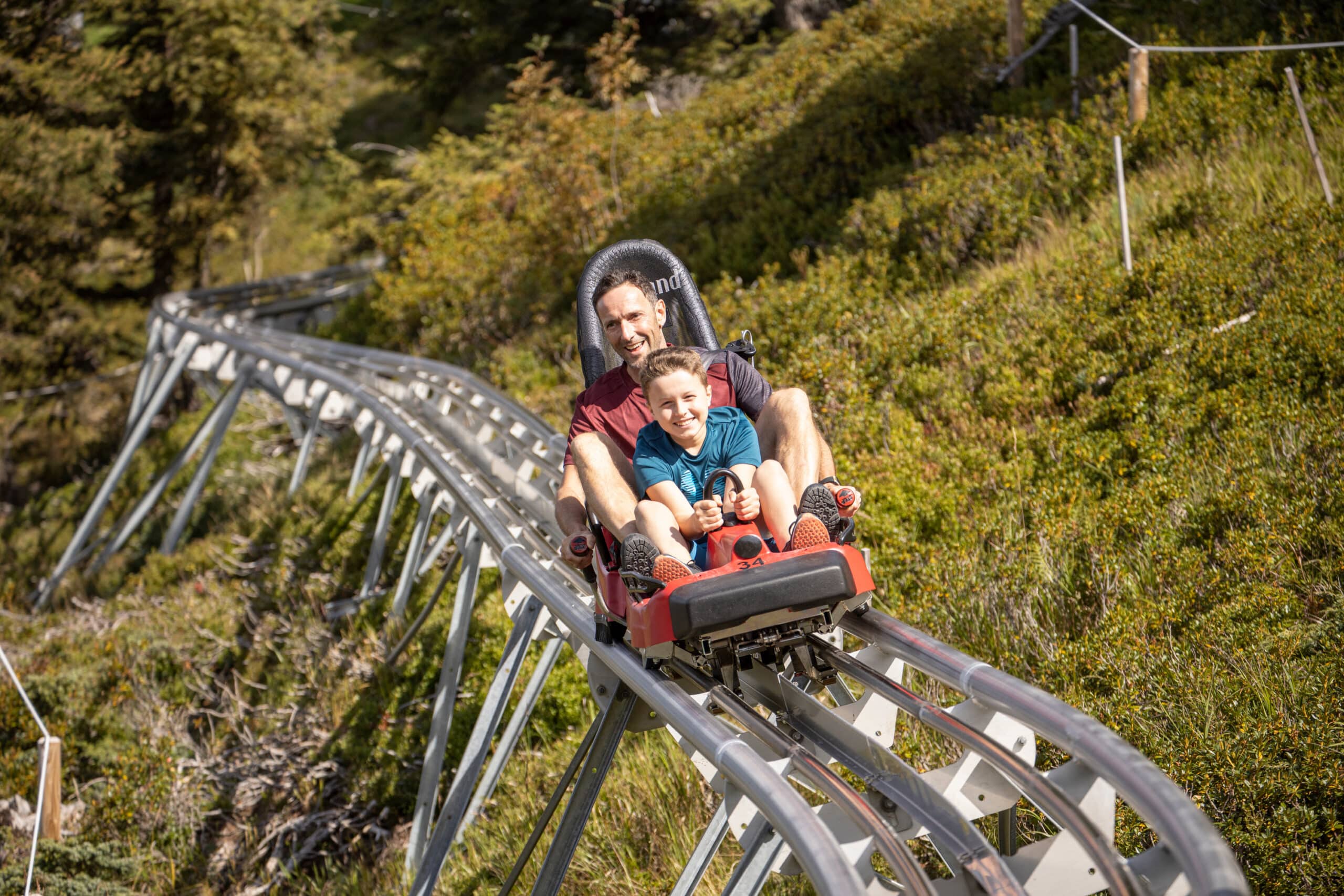 Alpbachtaler Lauser Sauser im Alpbachtal, Vater mit Sohn auf Sommerrodelbahn in Tirol