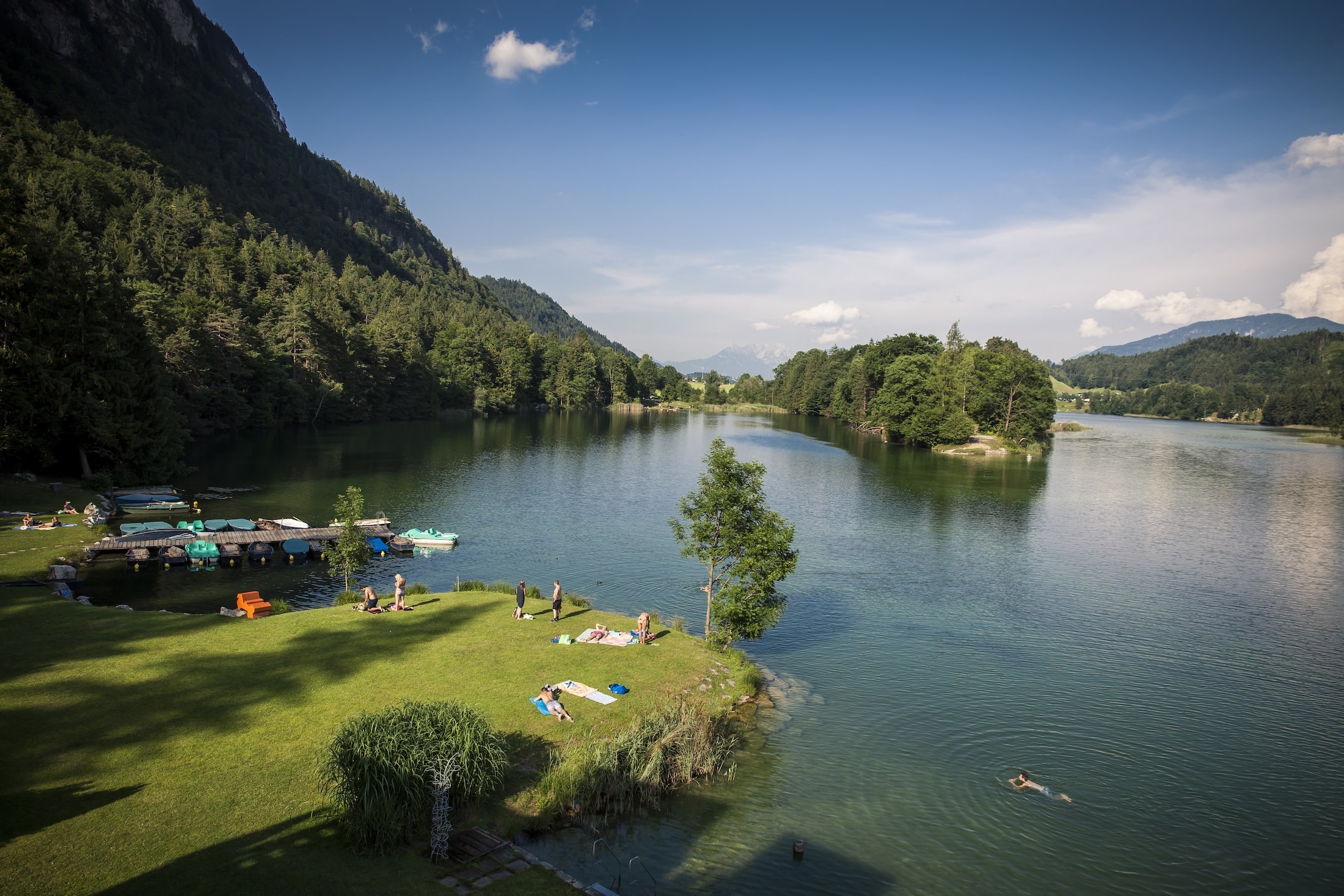 Reintalersee Überblick mit Badegästen am Strand