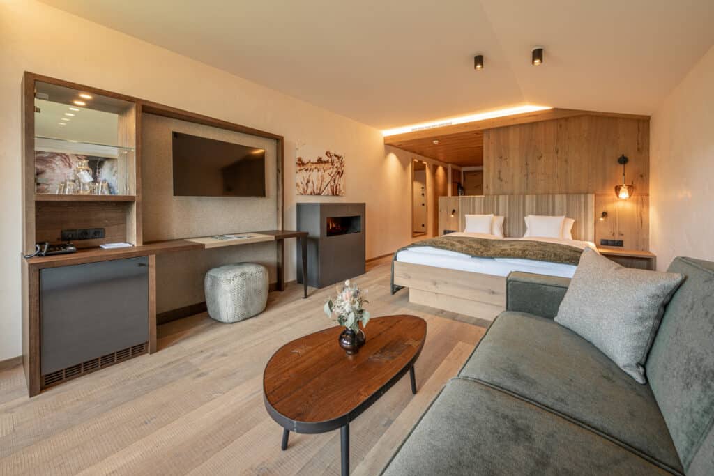 Alpbacherhof DZ Panorama NEU_3. Stock_Blick ins Zimmer