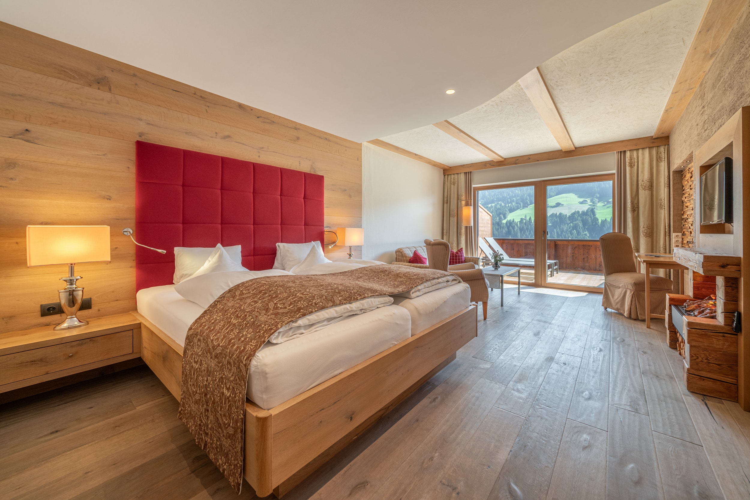 Alpbacherhof Doppelzimmer Panorama_Bett und Blick aus dem Fenster