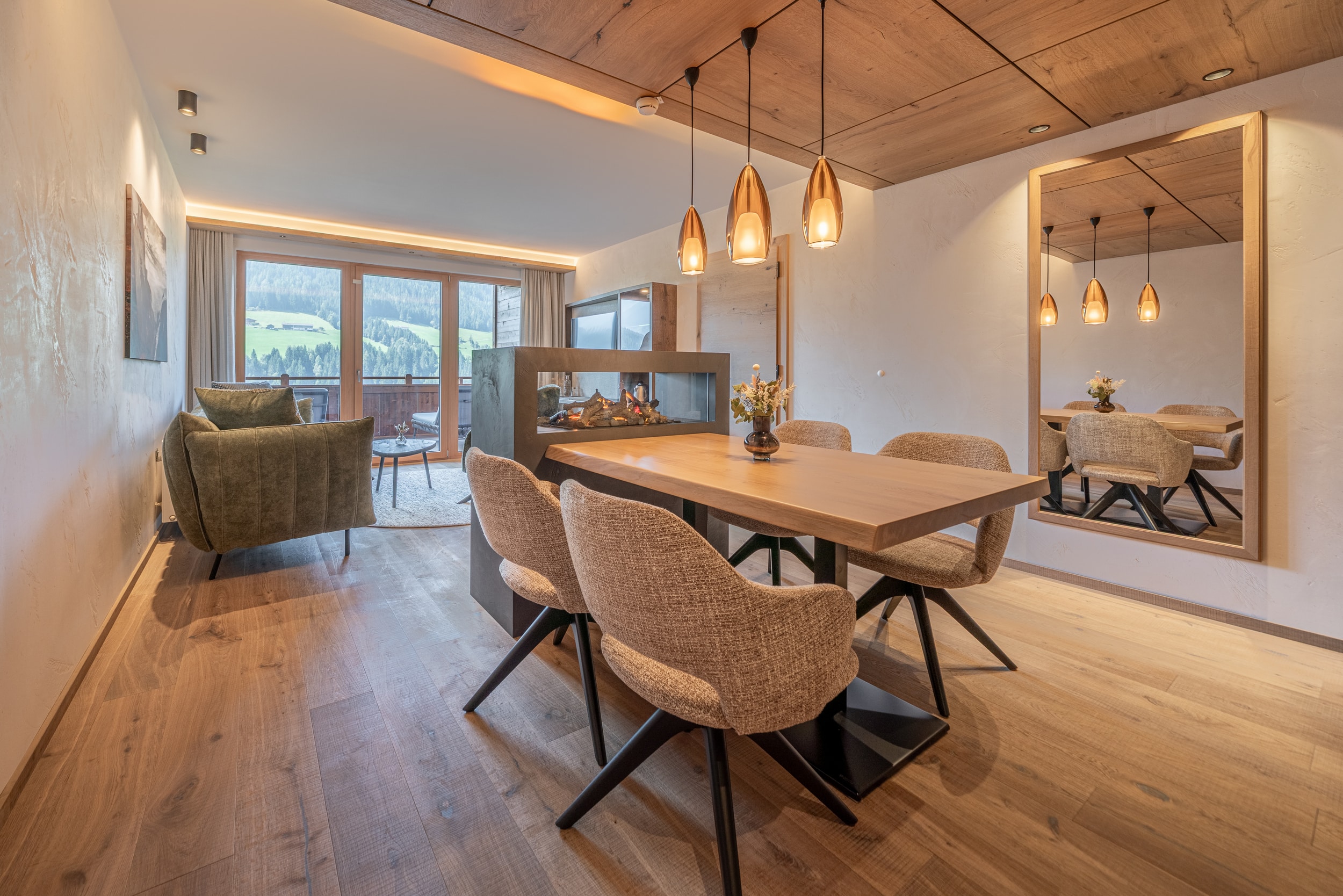 Alpbacherhof_Relax-Suite Traumblick_Tisch Stühlen_Raumteiler LED-Ofen, Lounge, Panoramablick