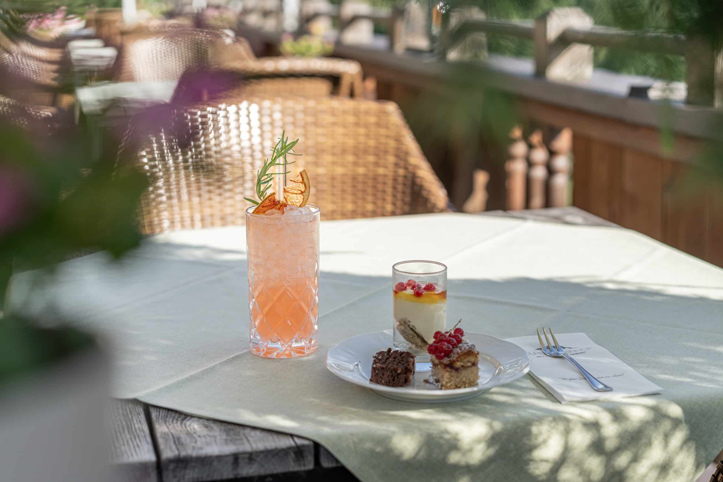 Hotel mit Halbpenion in Tirol, Kuchen und Getränk auf der Panoramaterrasse im Hotel Alpbacherhof