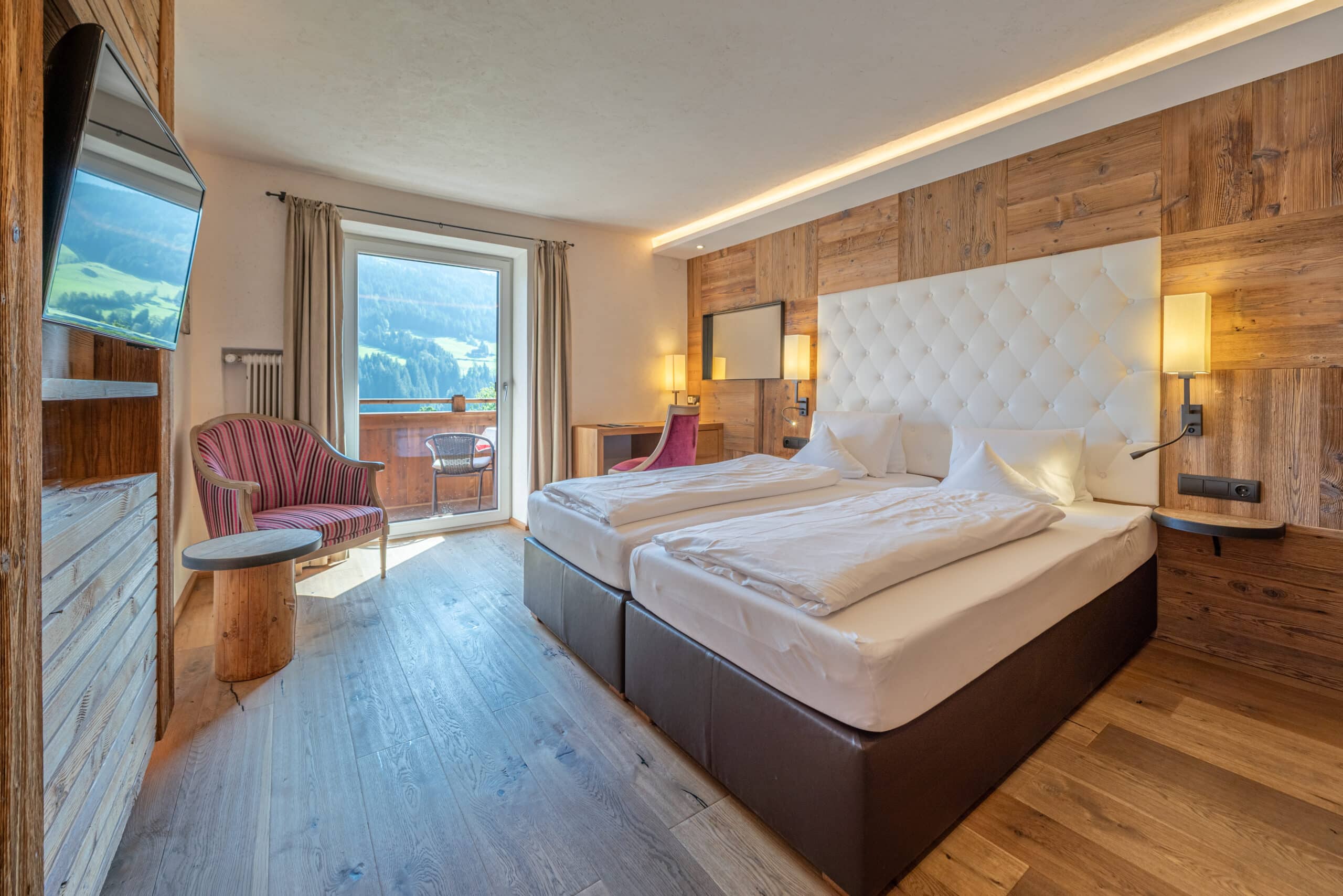Alpbacherhof_Doppelzimmer Alpin_Zimmerblick_Bett, Schreibtisch, Stuhl, Balkon