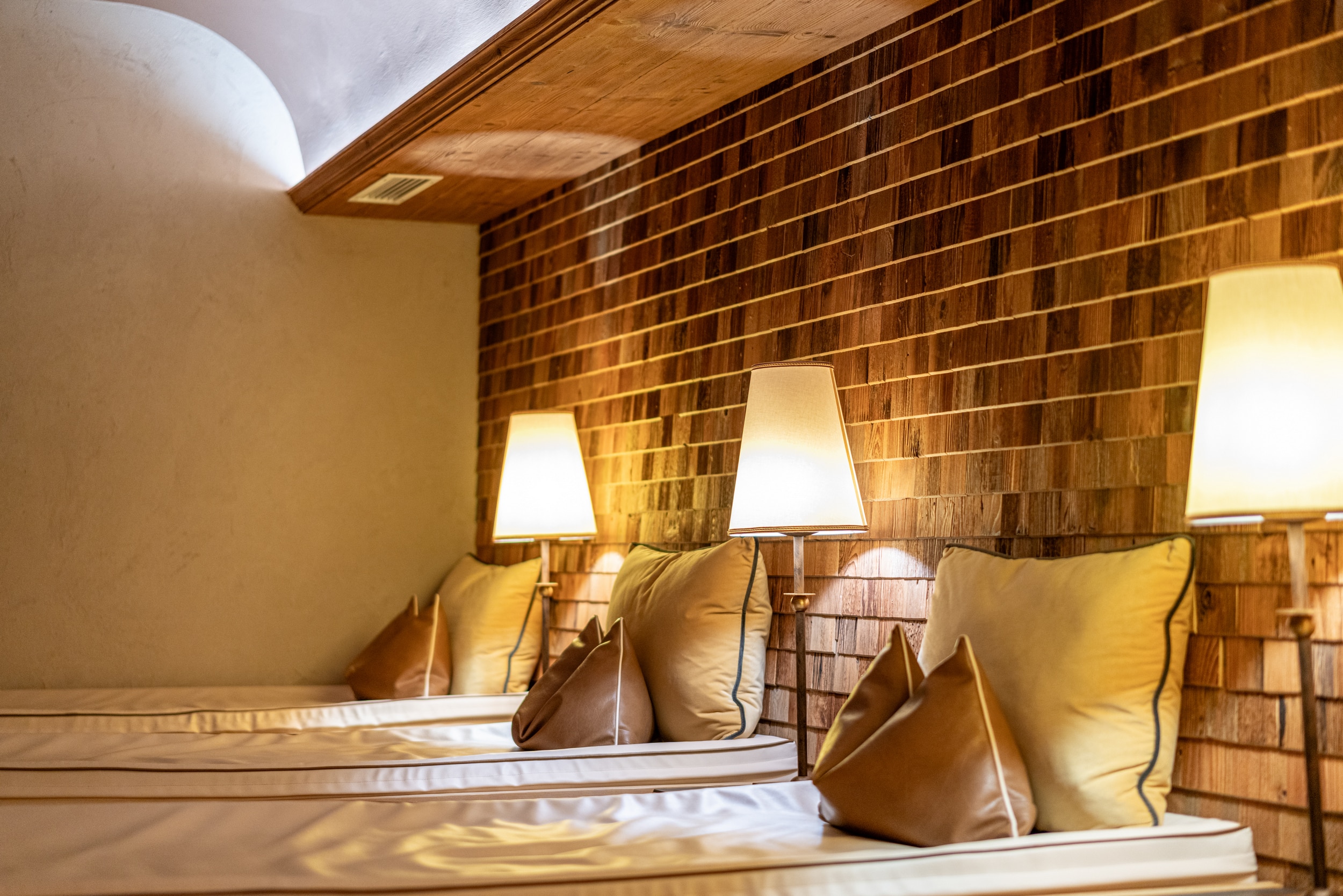 Ruheraum mit Schindelwand, Stehlampen Wasserbetten in creme und braunen Polstern