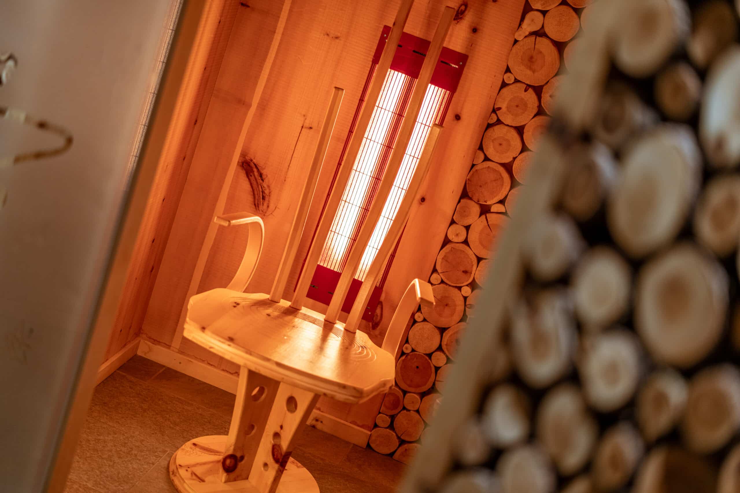 Infrarotstuhl aus Zirbe im Wellnesshotel Alpbacherhof in Tirol