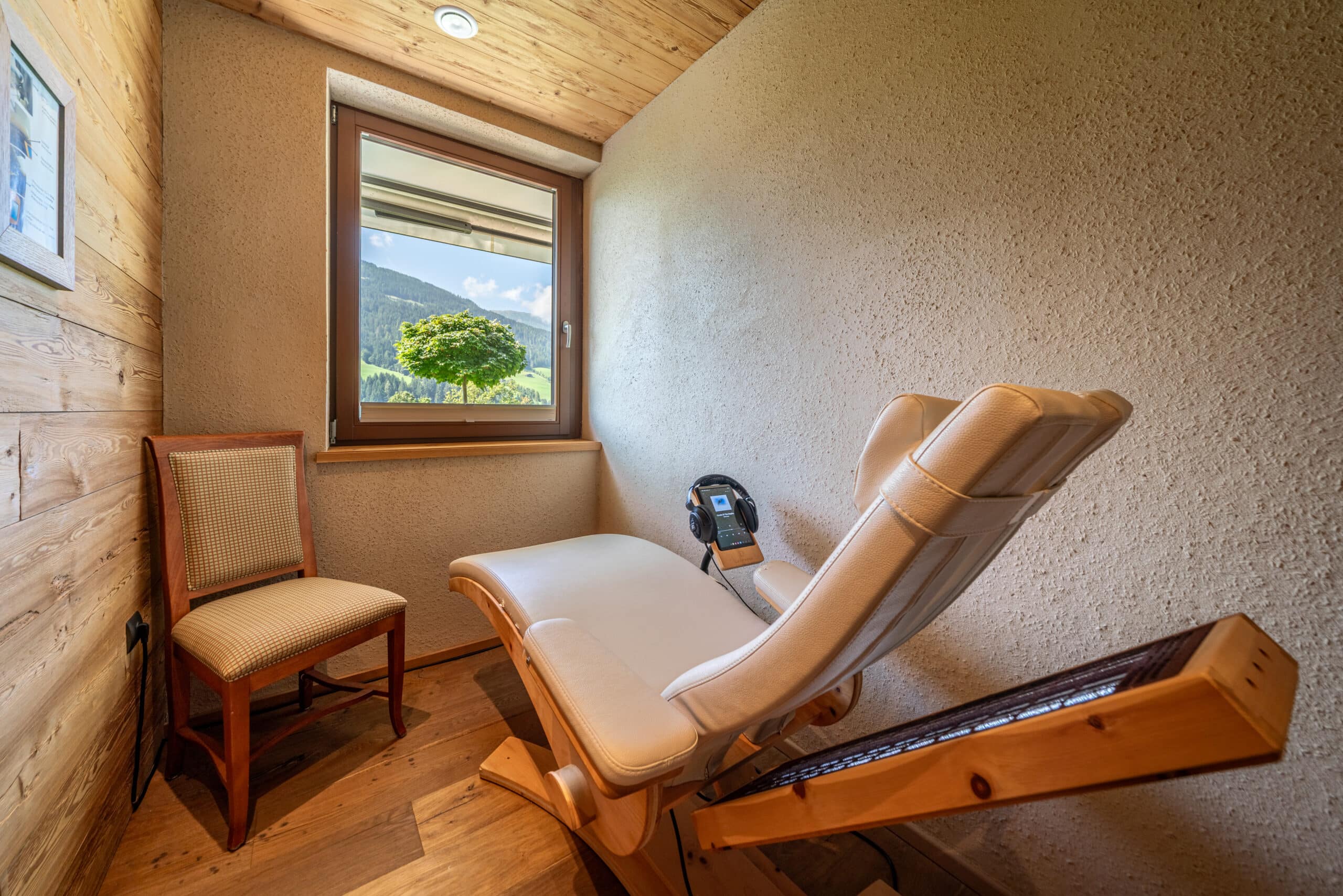Tiefenschalllliege mit Blick aus dem Fenster im Wellnesshotel in Tirol