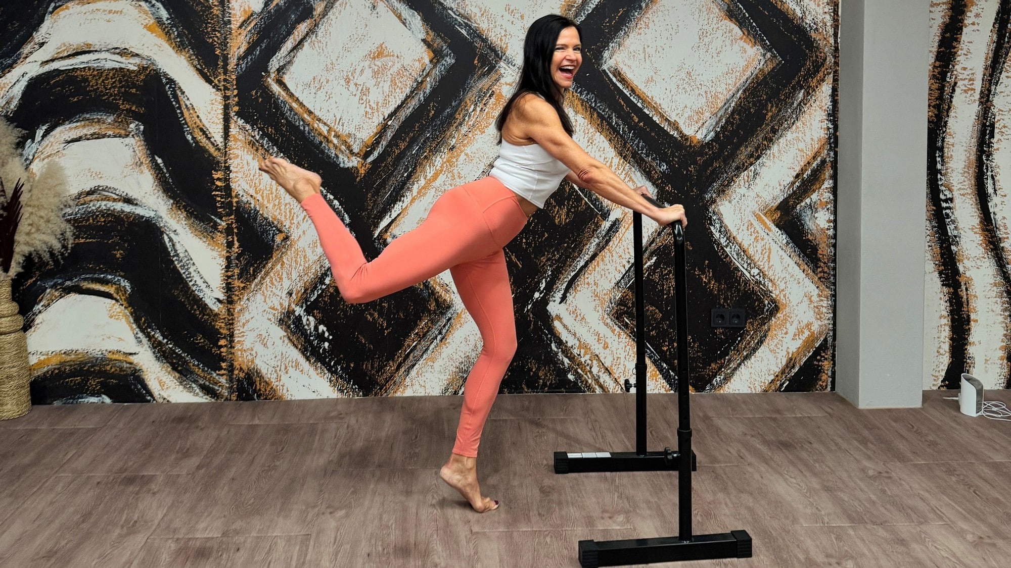 Yogalehrerin mit Barre-Gerät bei einer Übung